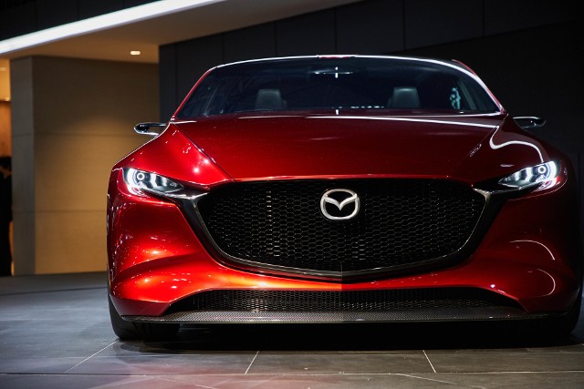 Mazda Kai Concept To zapowiedź nowej Mazdy 3. Pod maską pracuje jednostka Skyactive-X nowej generacji. To pierwszy na świecie produkcyjny silnik benzynowy o zapłonie samoczynnym. Auta mają oferować do 30 proc. więcej mocy i momentu obrotowego zużywając przy tym od 20 do 30 proc. mniej paliwa.Fot. Newspress