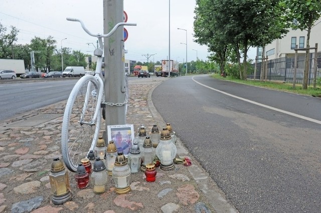 Nowy ghost bike w Poznaniu. Rowerzyści upamiętnili śmierć 19-latka