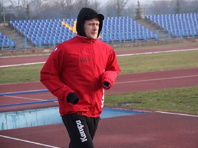 Mateusz Jachlewski podczas czwartkowego treningu na stadionie lekkoatletycznym.
