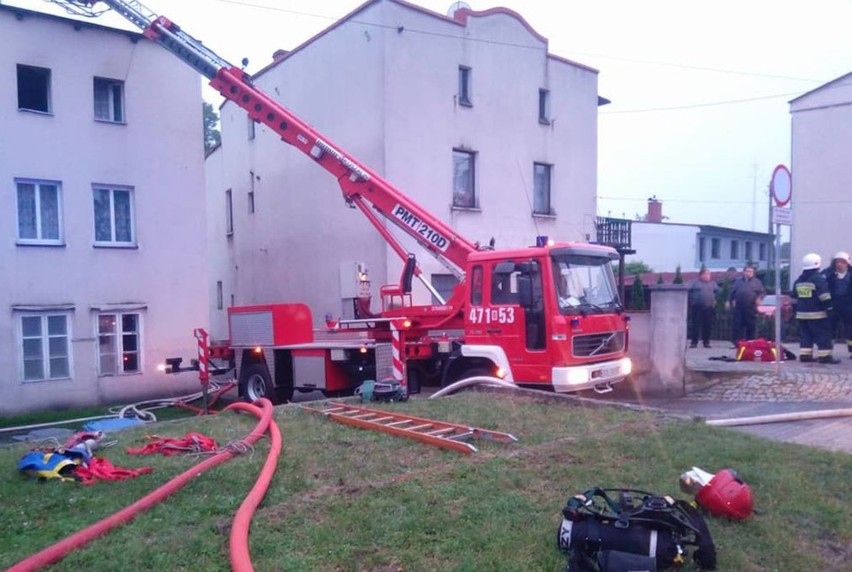 Pożar kamienicy socjalnej przy Małym Przedmieściu w Oleśnie