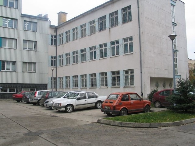 Projekt zakłada między innymi termomodernizację budynku Starostwa Powiatowego w Tarnobrzegu. (Niższa część po prawej).