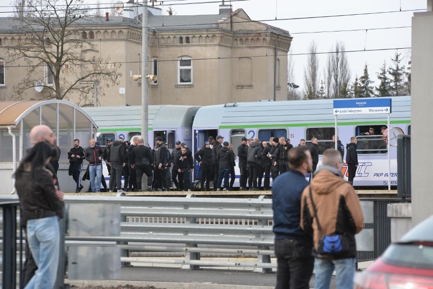 Kibice Lecha przyjechali do Łodzi pociągiem. Pod eskortą...