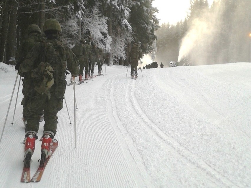 Żołnierze na nartach. Ćwiczenia podchorążych WSOWL w górach (ZDJĘCIA)
