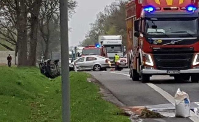 Wypadek na "siódemce" w Radomiu. Zderzyły się dwie osobówki...