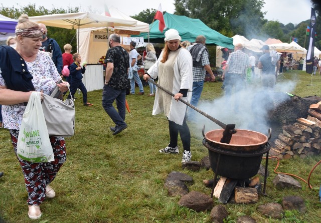 - Smażymy powidła bez cukru przez 6 godzin, potem przecieramy i smażymy kolejne dwie godziny – tłumaczyła Julietta Saganowska, cierpliwie mieszając śliwki w miedzianym kotle