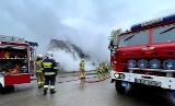 Pożar domu w gminie Zabierzów. Mieszkająca tam osoba zdążyła się ewakuować. Do gaszenia zadysponowano dziewięć zastępów straży pożarnych