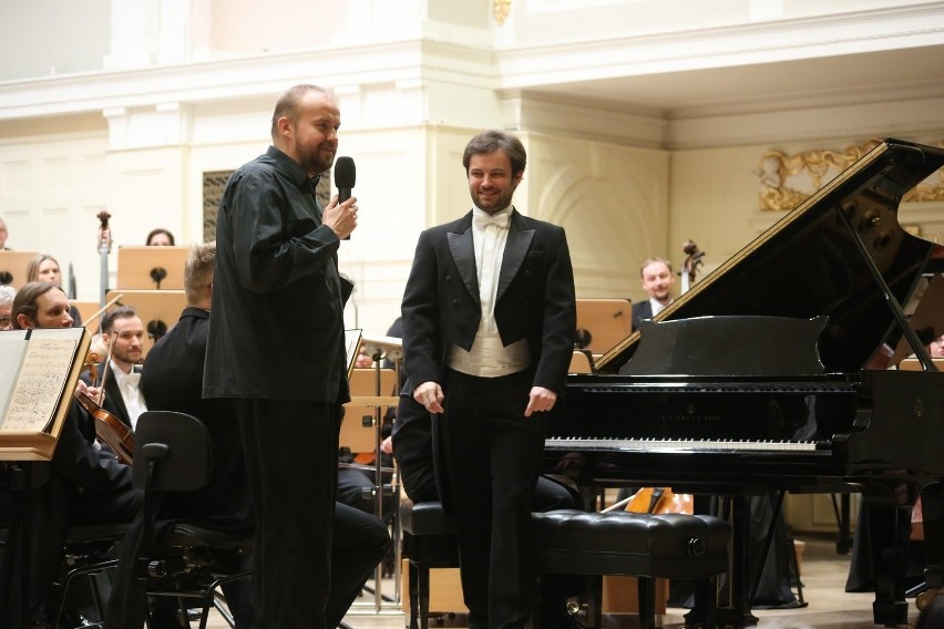 Pianista Maciej Grzybowski i dyrygent Łukasz Borowicz...