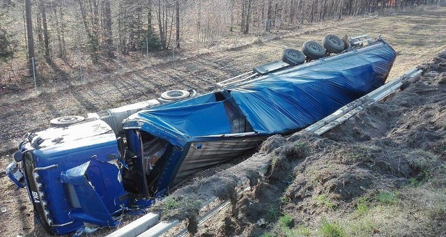 Ciężarówka zjechała z drogi i spadła z wysokiej skarpy