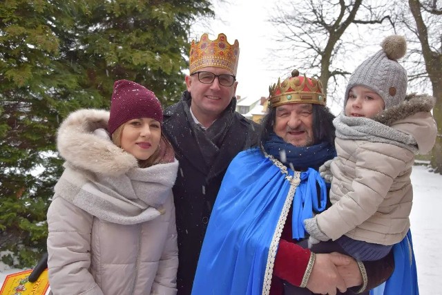 Łukasz Gondek podczas szydłowskiego orszaku trzech króli wraz z żoną Anią, tatą Zbigniewem i córką Mają.Więcej zdjęć na kolejnych slajdach>>>