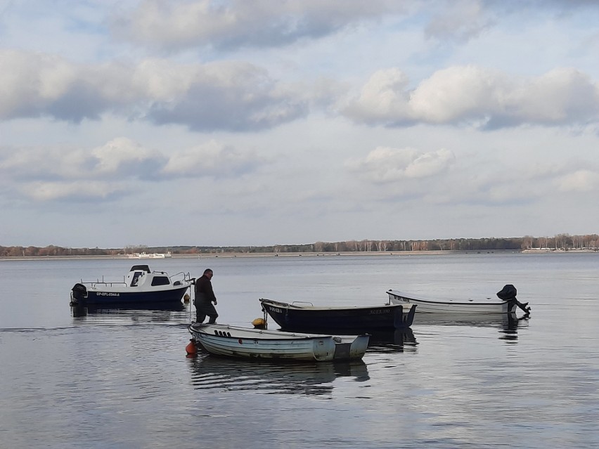 Jezioro Duże i Średnie w Turawie jesienna porą.