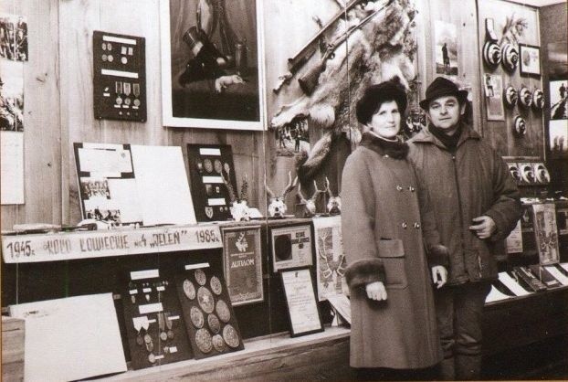 1985 rok, zdjęcie na tle wystawy z okazji czterdziestolecia KŁ "Jeleń"