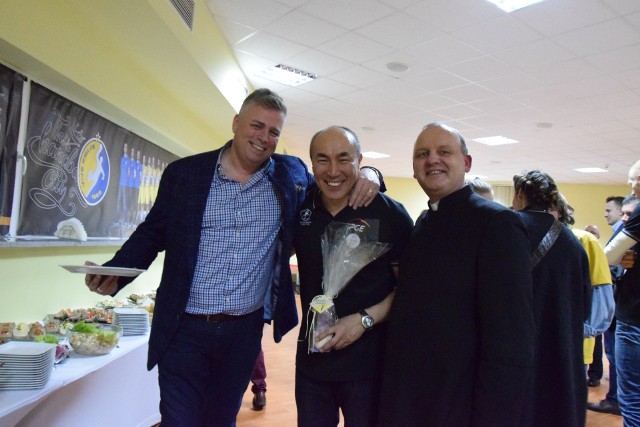 Spotkanie wielkanocne w PGE VIVE - od lewej prezes Bertus Servaas, trener Talant Dujszebajew i ksiądz Krzysztof Banasik.