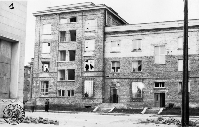 Zniszczony posterunek MO w Kraśniku Fabrycznym po wydarzeniach 26 czerwca 1959 r.