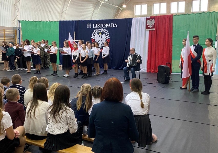 Święto Niepodległości 2022 w Zalasiu. Społeczność Szkoły Podstawowej w Zalasiu wzięła udział w ogólnopolskiej akcji „Niepodległa do hymnu”