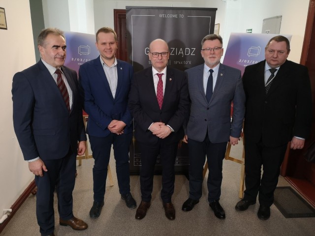 W konferencji prasowej podsumowującej dyskusję udział brali (od lewej:) senator Ryszard Bober, zastępca burmistrza Chełmna Piotr Murawski, prezydent Grudziądza Maciej Glamowski, starosta Adam Olejnik oraz Adam Stańczyk, dyrektor departamentu planowania strategicznego i rozwoju gospodarczego z urzędu marszałkowskiego