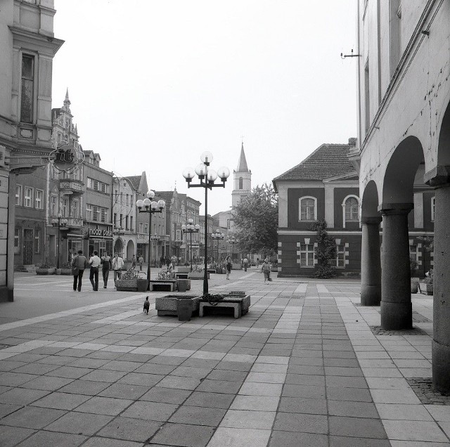 Deptak z całkiem innym obliczem zielonogórskiego ratusza. Chodniki w tym miejscu wtedy były jeszcze wciąż czarno-białymi płytami. Zielona Góra na dawnej fotografii. Zdjęcia publikujemy za zgodą i dzięki uprzejmości MZL w Zielonej Górze.