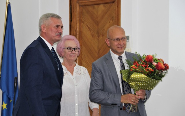 Wiceprzewodniczący Piotr Małysz zamierza zrezygnować z mandatu radnego. Na sesji otrzymał kwiaty