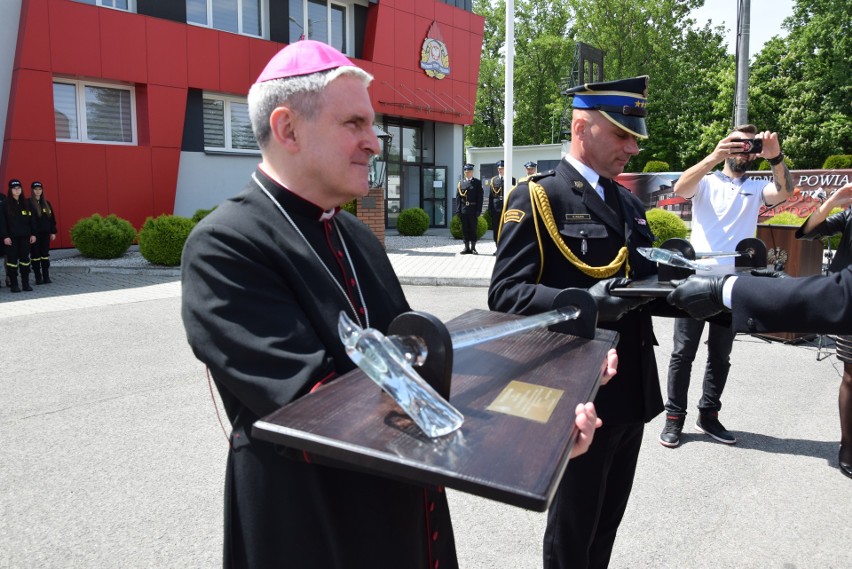 Za służbę podziękował także biskup sandomierski Krzysztof...