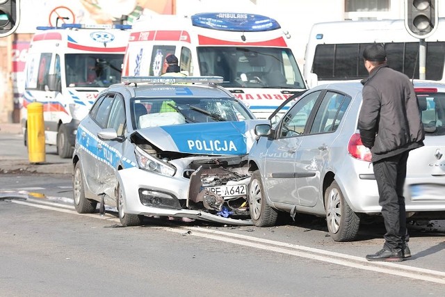 To informacja, która dotarła do nas od naszych Czytelników. Wiemy, że na ul. Wrocławskiej doszło do zderzenia policyjnego radiowozu z dwoma samochodami, w tym z jednym z nich czolowo. Na miejsce przyjechały inne jednostki policji oraz pogotowie.Policjanci wieźli osobę zatrzymaną. Jechali ul. Wrocławską. W pewnym, momencie zatrzymana osoba przestała oddychać. – Policjanci włączyli sygnały świetlne oraz dźwiękowe, żeby jak najszybciej dowieźć  zatrzymanego nieprzytomnego mężczyznę do placówki zdrowia –  mówi podinsp. Małgorzata Barska, rzeczniczka zielonogórskiej policji.Mundurowi wjechali na skrzyżowanie ul. Wrocławskiej z Sienkiewicza. – Tam w bok radiowozu uderzyło mitsubishi – mówi nadkom. Marcin Maludy, rzecznik lubuskiej policji. Uderzony radiowóz wpadł na przeciwległy pas ruchu i tam zderzył się czołowo z jadącym z naprzeciwka renault. – Policjanci zaczęli reanimować przewożonego przez nich mężczyznę – mówi nadkom. Maludy.Na miejsce wypadku dojechało kilka karetek pogotowia ratunkowego oraz samochody policji. – Rannych zostało pięć osób – mówi podinsp. Barska. To dwaj policjanci, przewożony przez nich mężczyzna oraz osoby z renault.Zobacz też wideo: Mamy dopiero luty a pożary traw już są prawdziwym utrapieniem. Za ich wypalanie grożą wysokie kary!