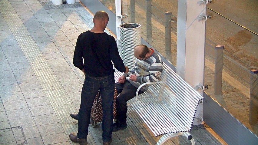 Okradł śpiącego na ławce na przystanku Piotrkowska - Centrum! Nagrał go monitoring