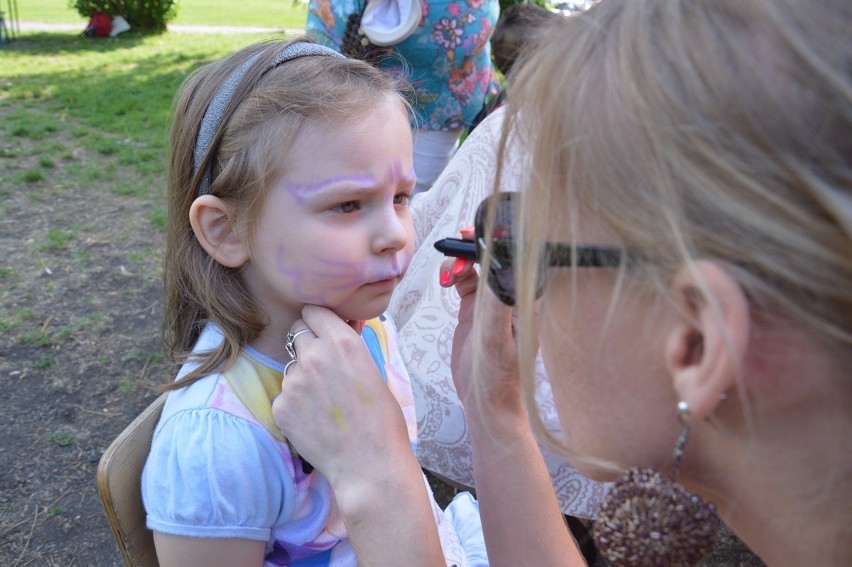 Piknik rodzinny w stalowowolskiej podstawówce. Była zabawa i okazja do artystycznych popisów dzieci