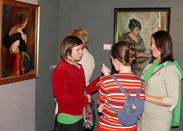Nocą stalowowolskie muzeum było pełne gości.