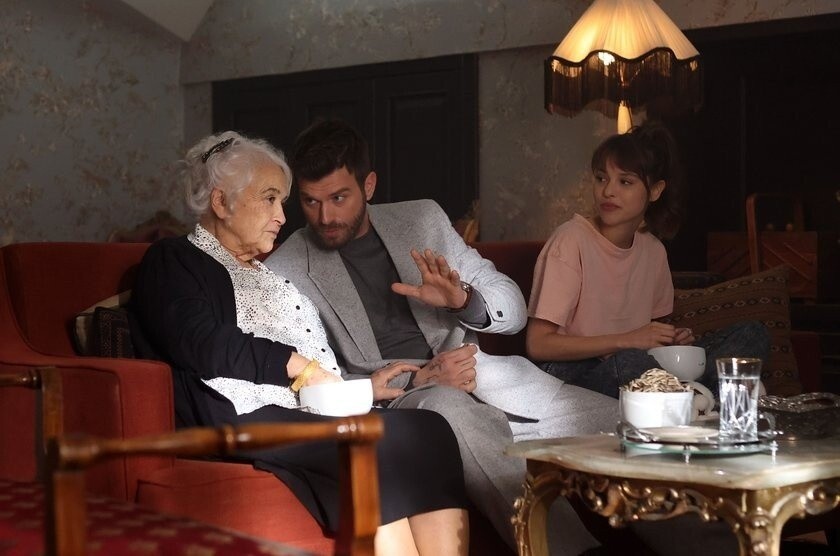 Kıvanç Tatlıtuğ i Serenay Sarıkaya w nowym tureckim hicie! Między nimi jest niesamowity magnetyzm. O czym jest serial „Aile”?