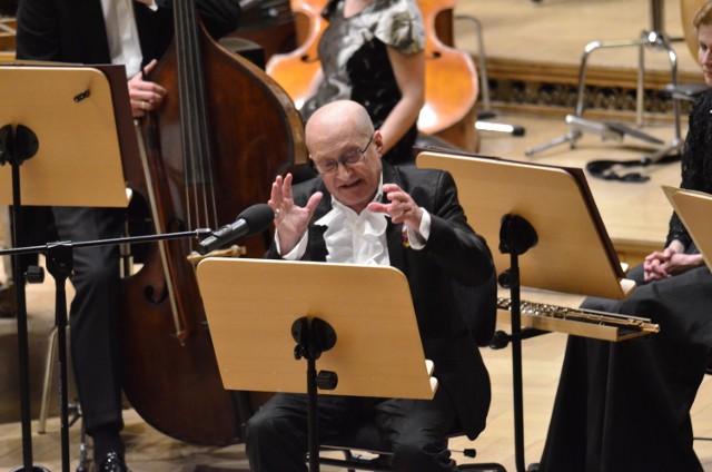 Wojciech Pszoniak piątkowego wieczoru siedząc wśród Filharmoników Poznańskich interpretował tekst do "Karnawału zwierząt" Camille'a Saint Saensa.