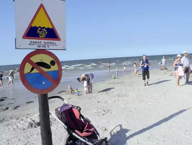 Znak na plaży jest, turyści go ignorują. 