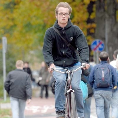 Rowerzystów jest coraz więcej. Student IV roku politologii Przemek Wiszniewski codziennie dojeżdża rowerem na zajęcia.