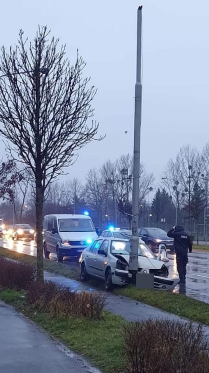 Wypadek na Bałtyckiej. Latarnia spadła na samochód (ZDJĘCIA)