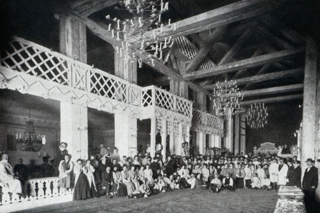 Turyści w komorze Dworzec im. Agenora Gołuchowskiego w Kopalni Soli w Wieliczce, 1916 rok. Zdjęcie ze zbior&oacute;w Muzeum Żup Krakowskich Wieliczka