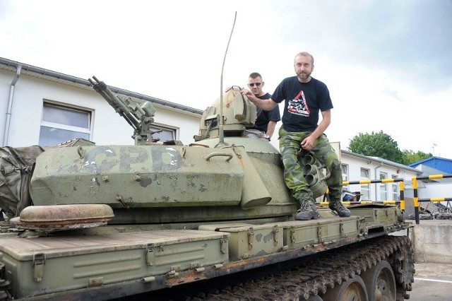 Wojciech Hernik (z prawej) specjalnie dla nas zaprezentował z kolegą Andrzejem Bieluczykiem swój czołg