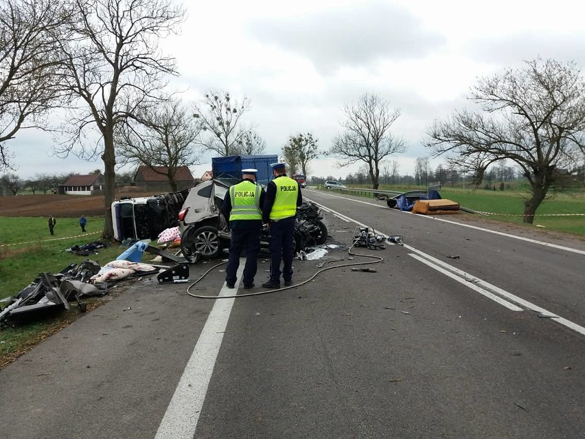 68-letni kierowca nissana zginął na miejscu. TIR-em kierował...