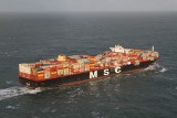 MSC Zoe płynie do Gdańska, stracił kontenery w silnym sztormie. Morze wyrzuciło towary na brzeg plaży w Holandii
