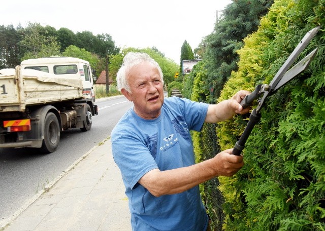 - Na głównej ulicy w Raculi wciąż jest duży ruch, to przeszkadza - mówi Roman Szwed.  -  Nowe drogi są zbyt wąskie, brakuje chodników. Ale musi być pięknie, więc o żywopłot trzeba dbać