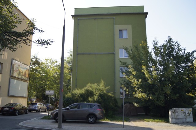 Szokujący baner antyaborcyjny został zdjęty z kamienicy w centrum Opola.