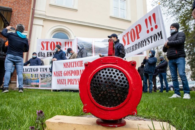 Rolnicy protestowali pod siedzibą Regionalnej Dyrekcji Ochrony Środowiska. Żądali zniesienia zakazu czyszczenia rowów melioracyjnych.