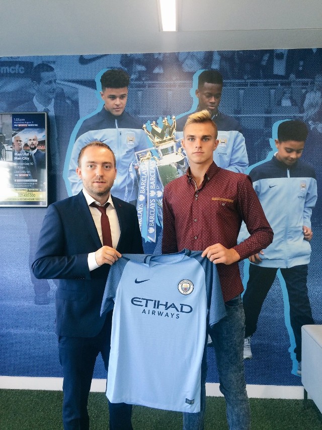 Paweł Sokół (z prawej) z koszulką Manchesteru City. Obok jego menadżer Dominik Jarosz, który odpowiadał za finalizację transferu 16-latka do angielskiego klubu