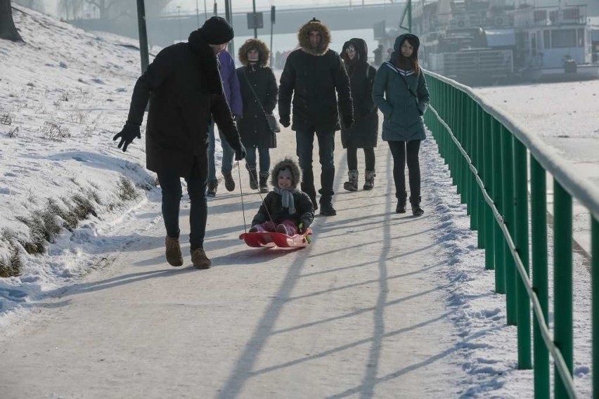 Siarczyste mrozy i duszący smog zaatakowały Kraków. Pękały szyny tramwajowe, rury ciepłownicze