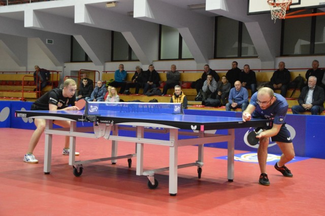 W rozegranym awansem meczu 11. kolejki Lotto Superligi tenisa stołowego Poltarex Pogoń Lębork podejmowała we wtorkowe popołudnie Dartom Bogorię Grodzisk Mazowiecki.