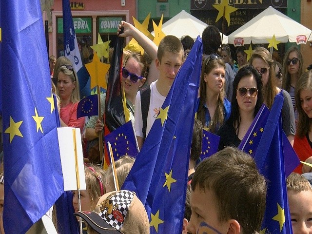 Młodzież maszerowała z flagami Unii Europejskiej.