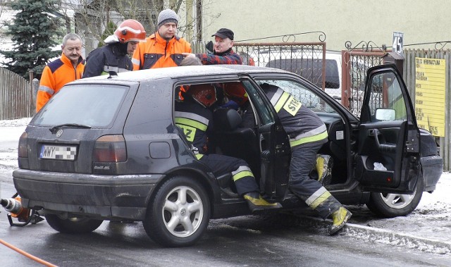 14 stycznia o godzinie 10 na ulicy Warszawskiej w Rybnienku Starym doszło do groźnie wyglądającej kolizji. Kobieta kierująca volkswagenem golfem straciła panowanie nad pojazdem i uderzyła w skrzynkę gazową. Na miejscu natychmiast zjawili się strażacy i ekipa pogotowia. Oszołomionej 39-latce, mieszkance gminy Wyszków, strażacy pomogli wydostać się z rozbitego golfa.