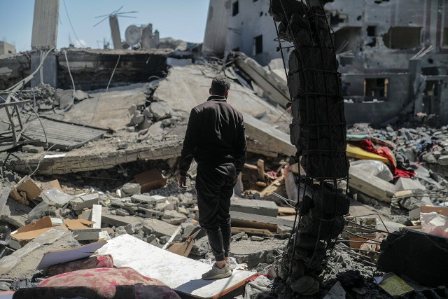 Jeden z mieszkańców Strefy Gazy na gruzach