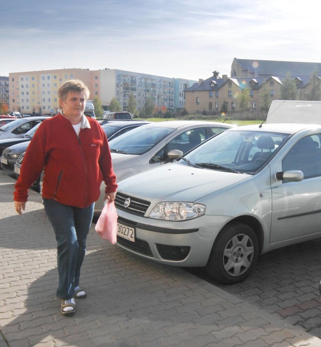 - Teraz tu jest koszmar. Ani przejść, ani przejechać nie można, tak wszystko pozastawiane - opowiada Helena Garczyńska z palcu Jana Pawła II