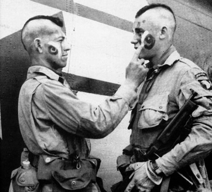 Żołnierze „Brudnej Trzynastki” malują sobie twarze przed...