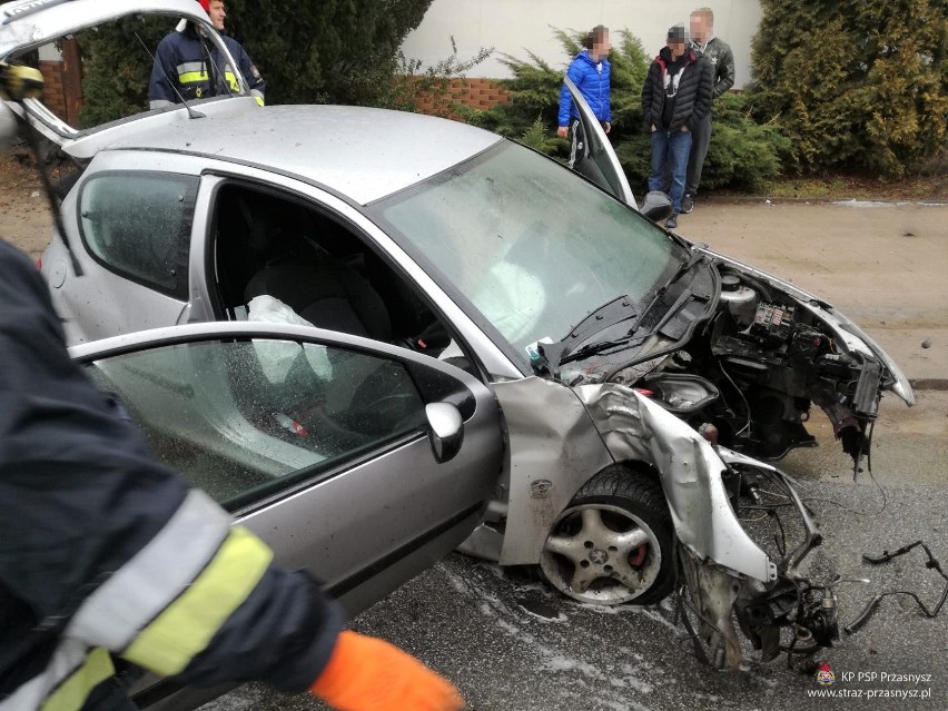 Wypadek na DK 57 w Przasnyszu. Osobówka uderzyła w znak drogowy i drzewo, silnik wypadł z samochodu! [ZDJĘCIA]