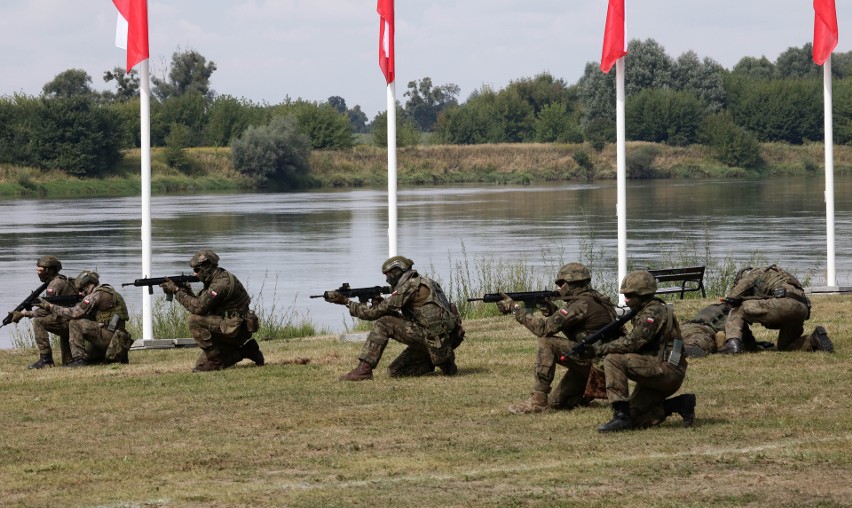 Widowiskowe pokazy i piknik militarny dla mieszkańców Grudziądza na Błoniach Nadwiślańskich [zdjęcia]