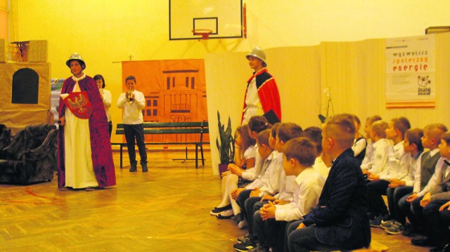 Aktorzy z gimnazjum w Wyśmierzycach pokazali swoje programy podczas imprezy w swojej szkole.