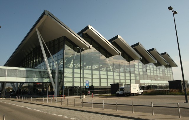 Ewakuacja lotniska w Gdańsku 27.07.2018 - alarm bombowy. Służby sprawdzają terminal i pozostałe części lotniska